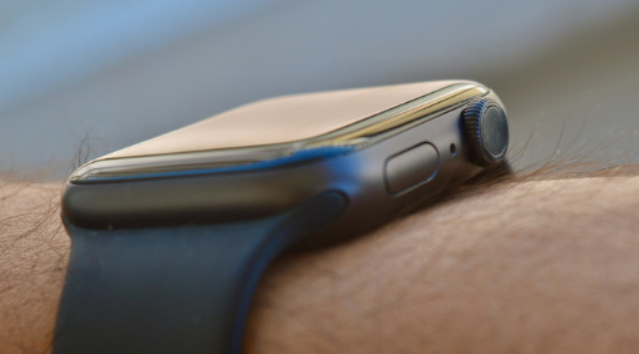 Cosa fa il pulsante laterale su Apple Watch