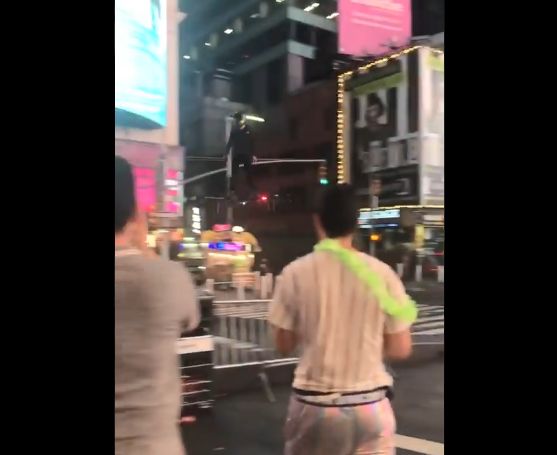 Folla sorpresa da un uomo che vola attraverso Times Square su un hoverboard (VIDEO)