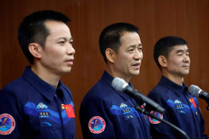 Tre astronauti cinesi salgono per la prima volta sulla nuova stazione spaziale cinese