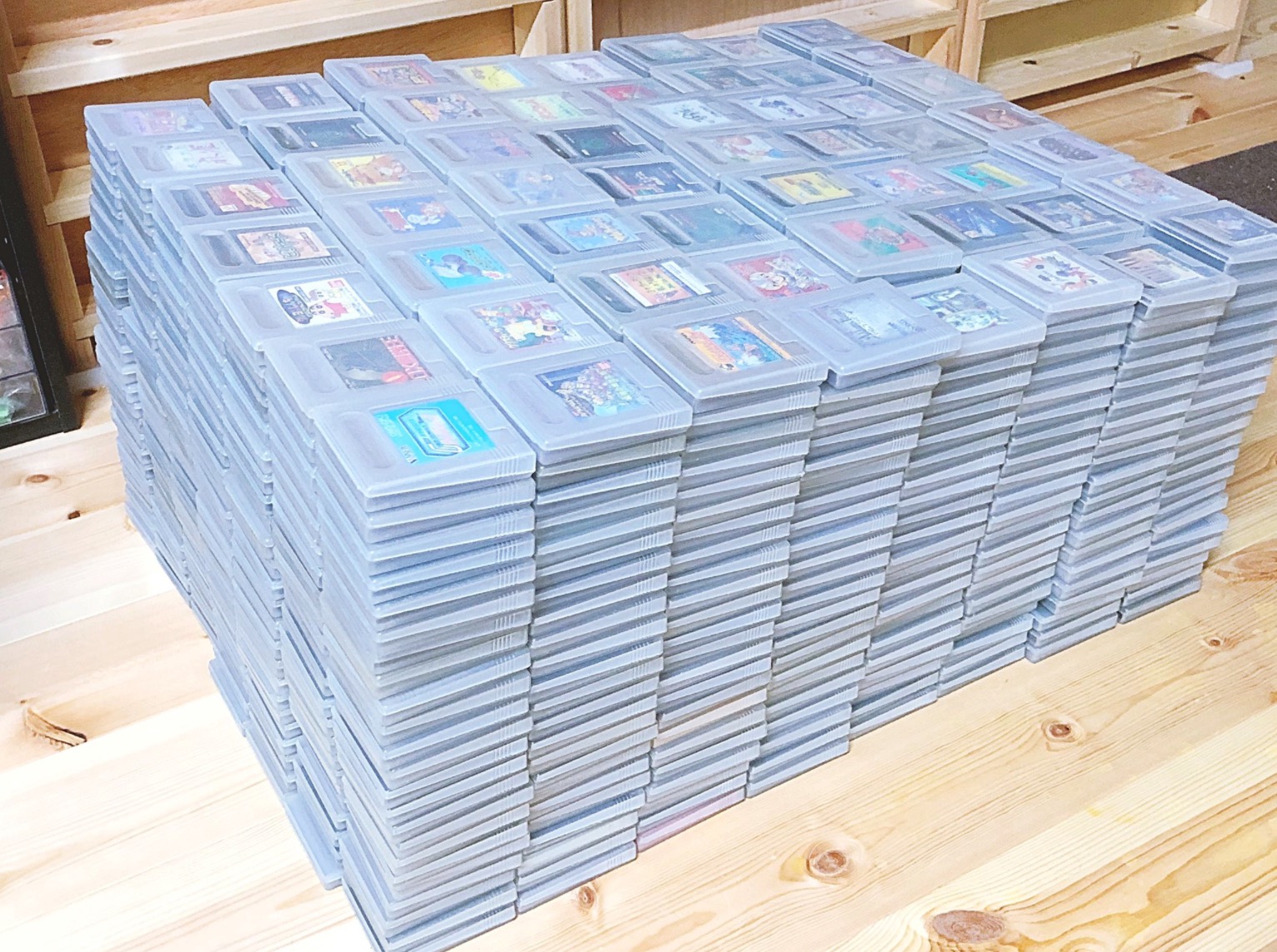 Il collezionista mostra il suo set completo di 1.244 giochi per Game Boy