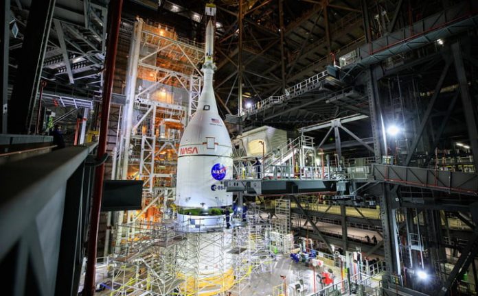 La navicella spaziale Orion della NASA è completamente impilata sul razzo Space Launch System presso il Kennedy Space Center della NASA in Florida.