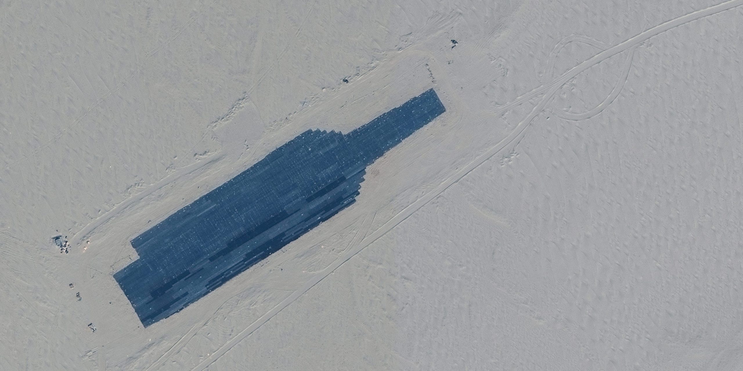 Foto satellitari mostrano che la Cina ha costruito nel deserto modelli di portaerei USA per esercitazioni di tiro