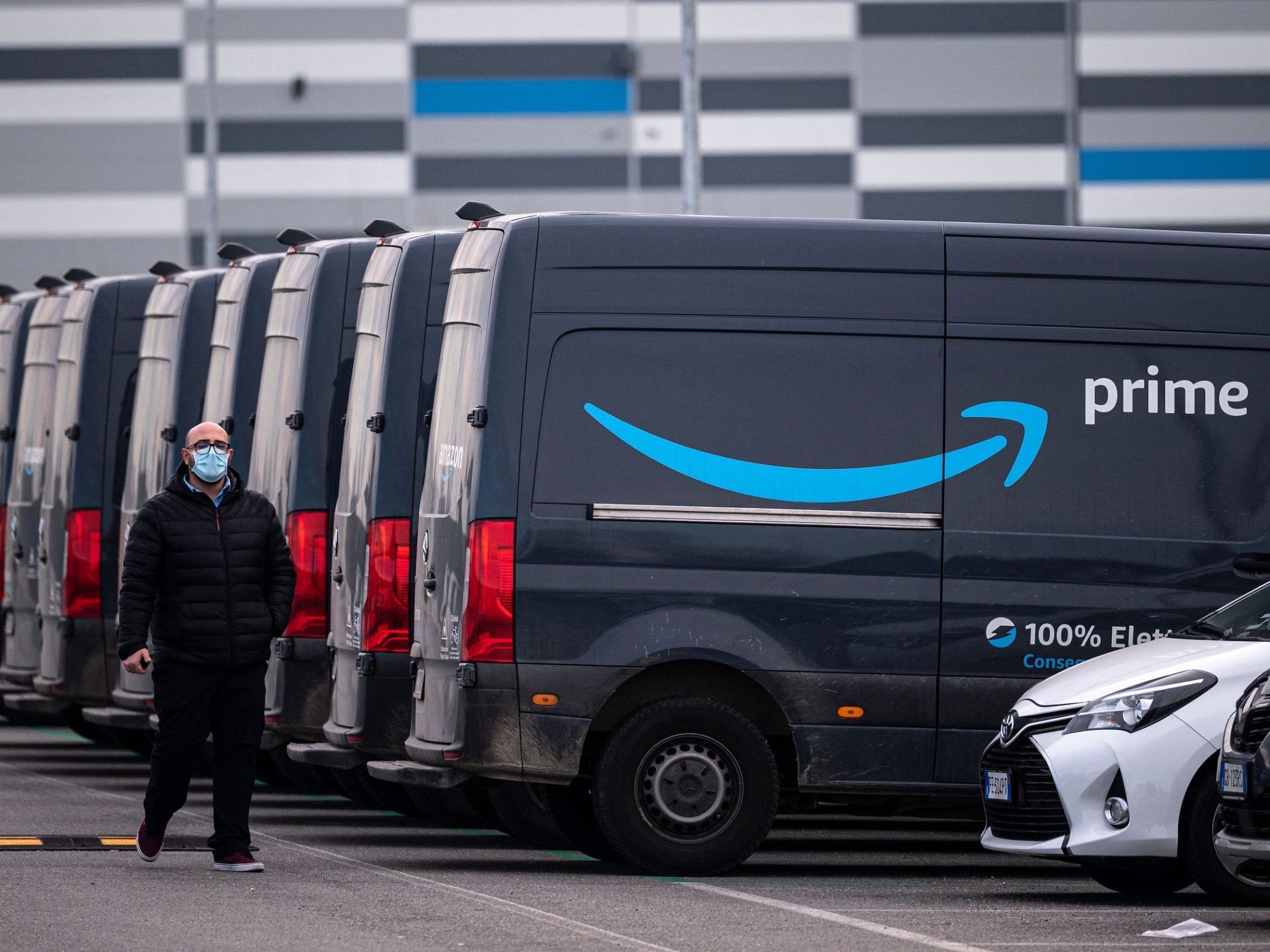 Uomo investito da un furgone Amazon rimane paralizzato e fa causa Jeff Bezos