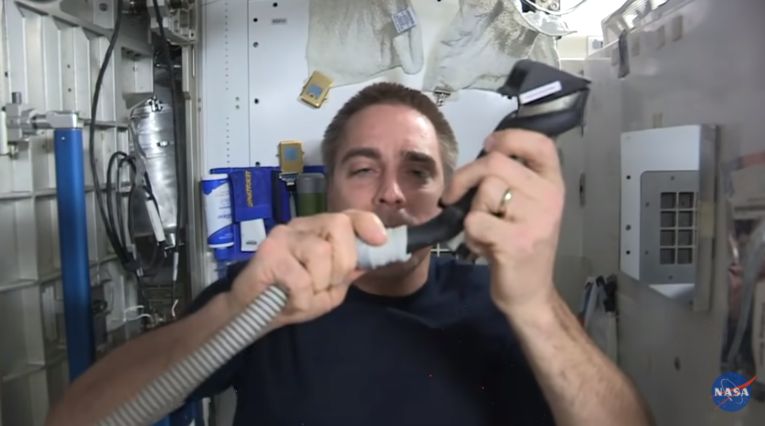 Hai mai visto un astronauta tagliarsi i capelli nello spazio? (VIDEO)