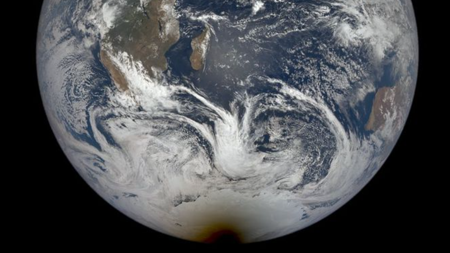 Satellite NASA cattura l'ombra oscura di un'eclissi sulla Terra