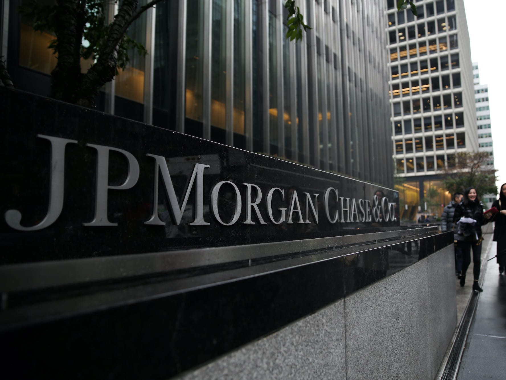 Multa di 125 milioni a JPMorgan: i dipendenti trattavano affari bancari su WhatsApp