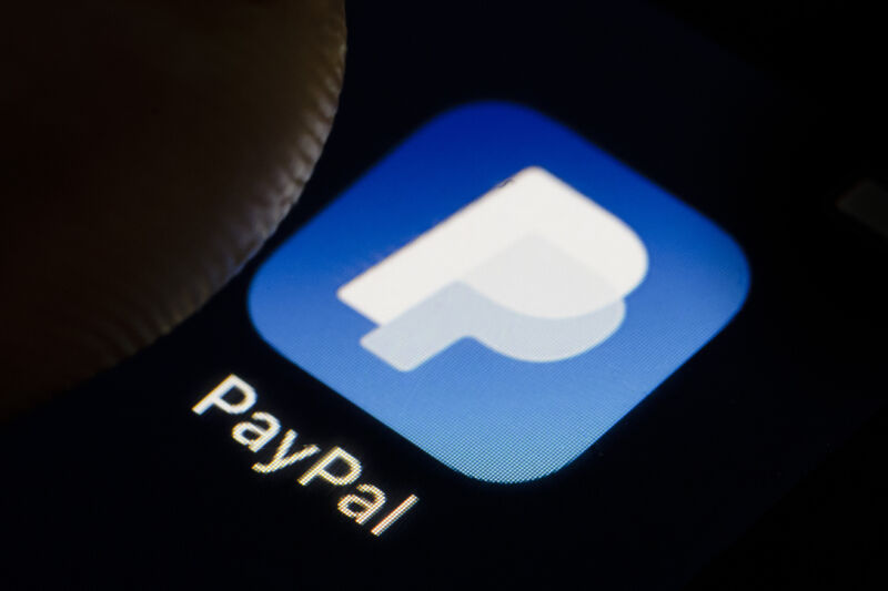 Accuse legali a PayPal: il congelamento dei fondi equivale a sequestro?