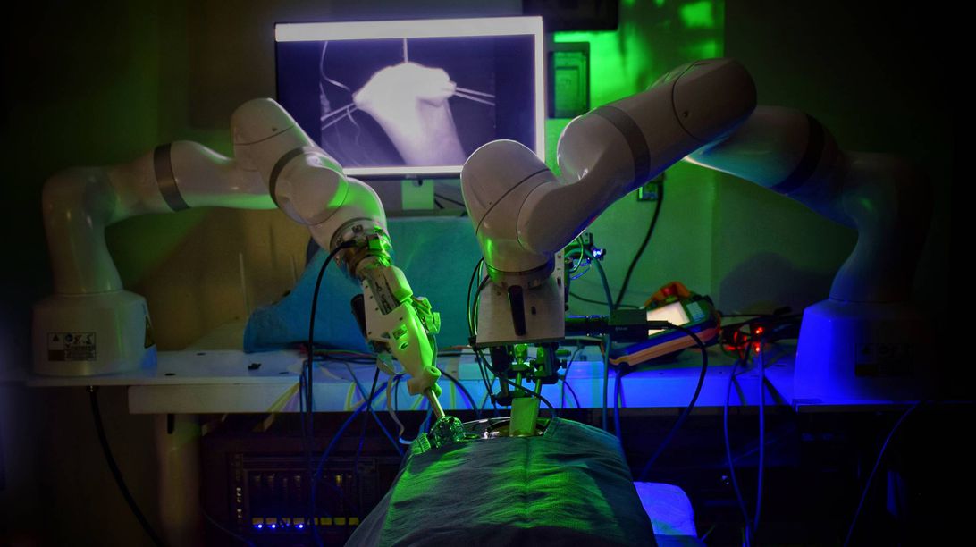 Robot esegue un intervento chirurgico senza l'aiuto dell'uomo