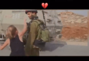 Bambina tenta di fermare i soldati russi: la scena straziante (VIDEO)
