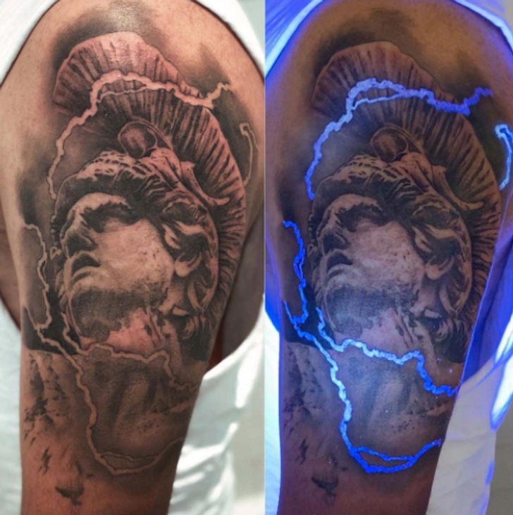 I tatuaggi che brillano al buio sono il top della creatività