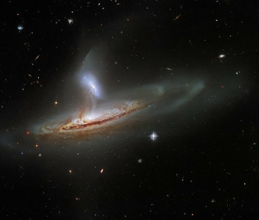 Hubble mostra una galassia che strappa i sistemi solari ad un'altra galassia