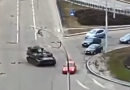 Carro armato russo attacca un auto senza motivo (VIDEO)