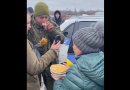 Donne ucraine rifocillano il nemico russo che ha paura e fame (VIDEO)