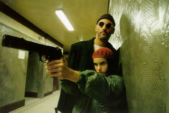 Jean Reno insegna a una ragazza a sparare con una pistola in Leon The Professional.
