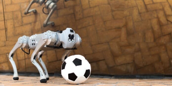 I robot stanno diventando bravi a dribblare palloni da calcio, mostra il nuovo video del MIT
