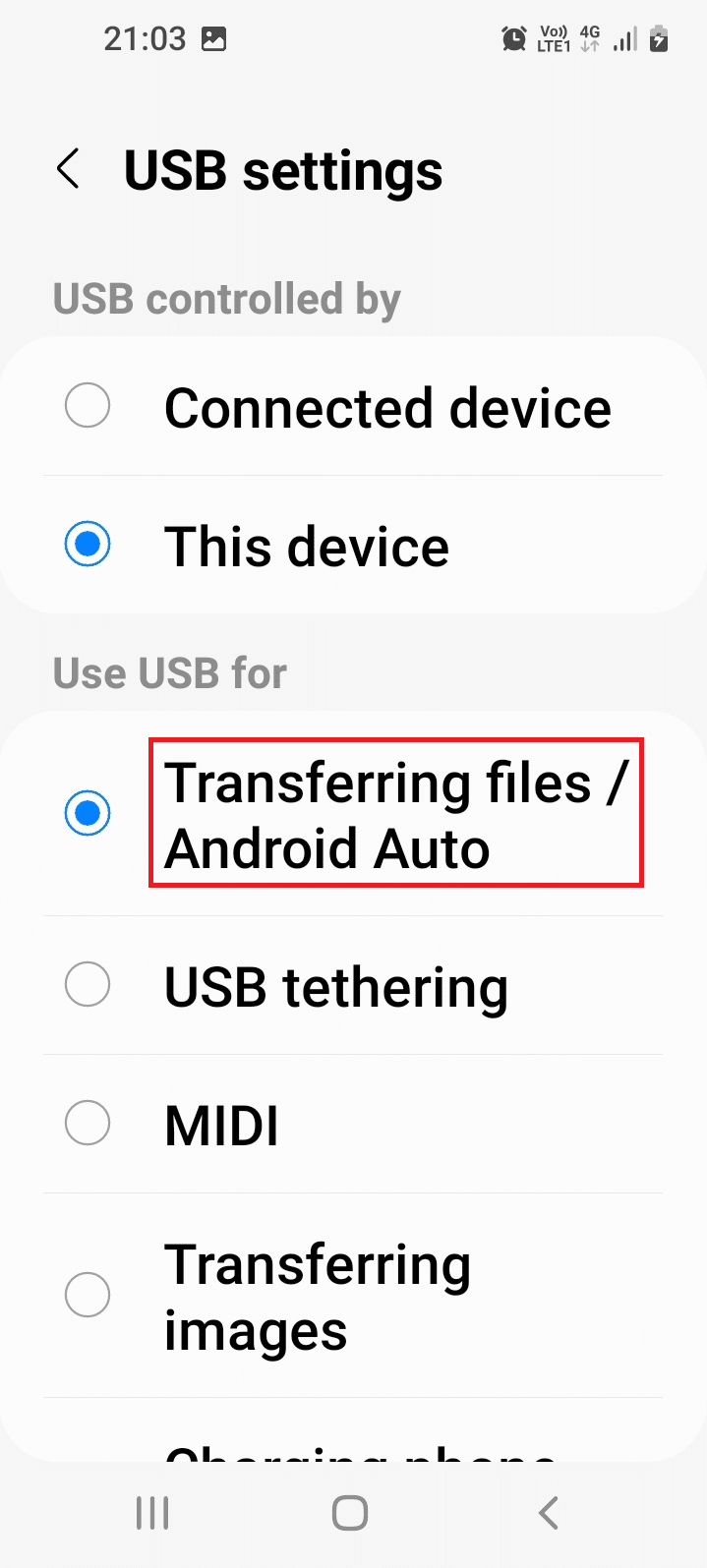 Tocca l'opzione Trasferimento file/Android Auto nella sezione Usa USB per