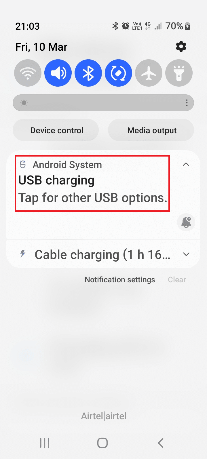 Scorri verso il basso lo schermo e tocca l'opzione di ricarica USB | come disabilitare OTG su Android