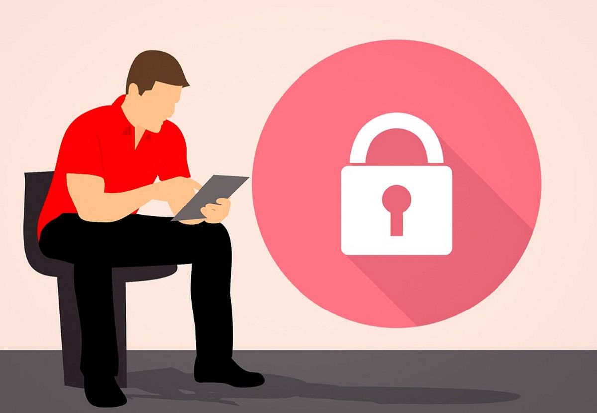 Un uomo seduto accanto a un logo di sicurezza informatica