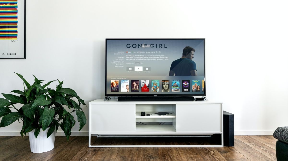 Home theater con il film Gone Girl mostrato su Netflix su un televisore
