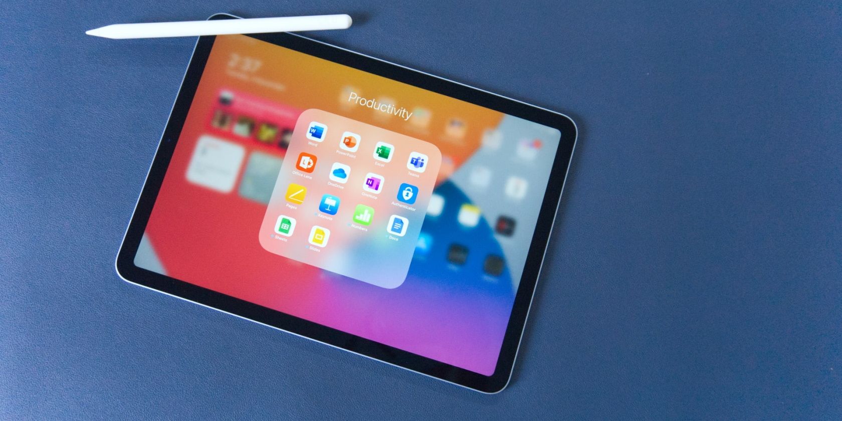 Un iPad e l'Apple Pencil appoggiati su una superficie piana