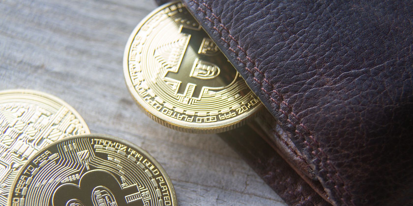 criptovaluta bitcoin accanto al portafoglio