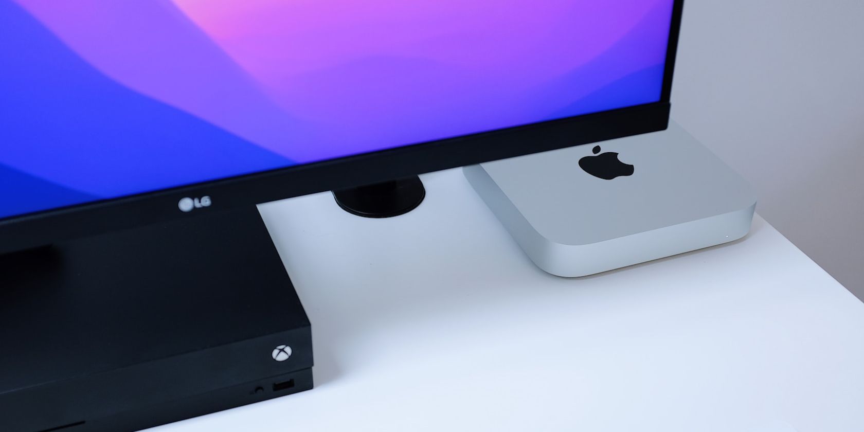 Mac mini accanto a una Xbox
