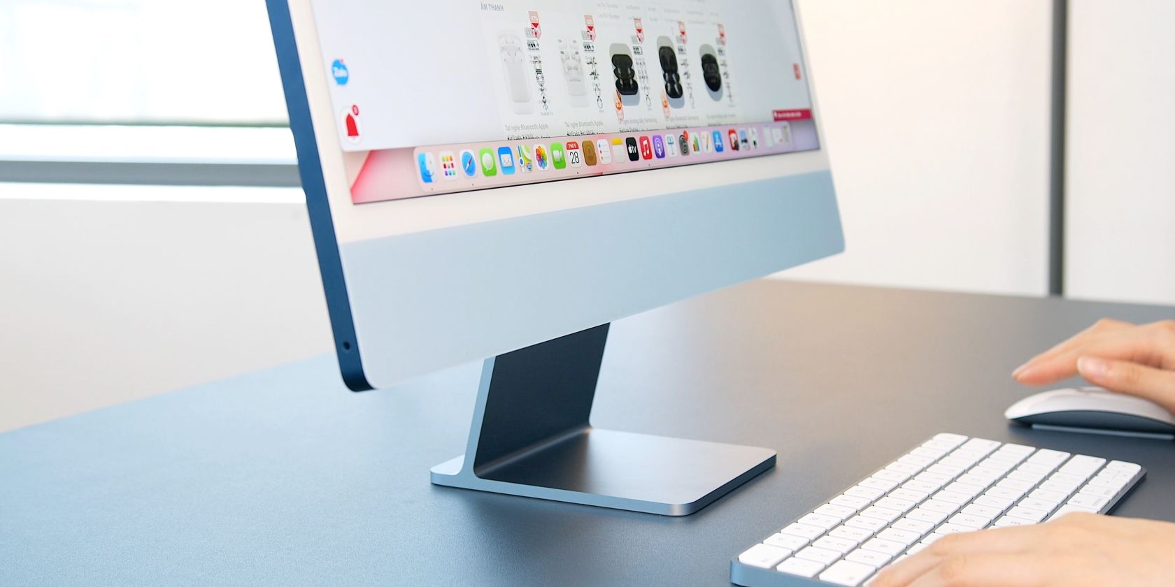 iMac su una scrivania con tastiera e mouse abbinati