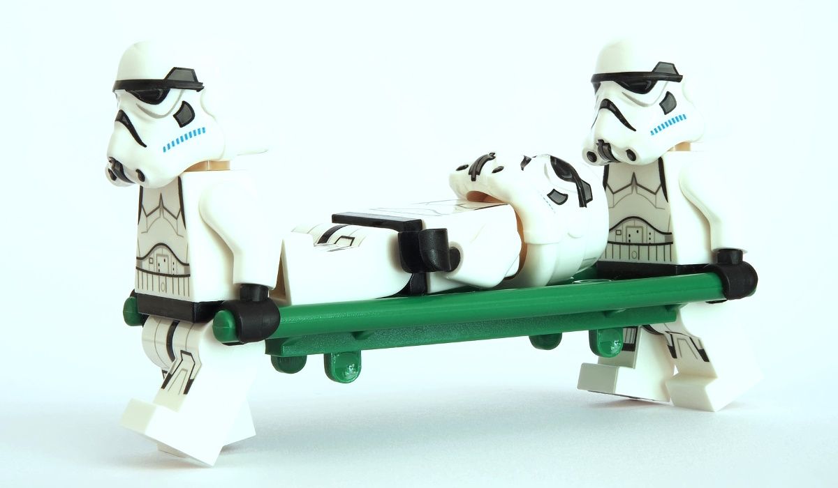 Stormtrooper Lego che trasportano uno stormtrooper ferito su una barella.