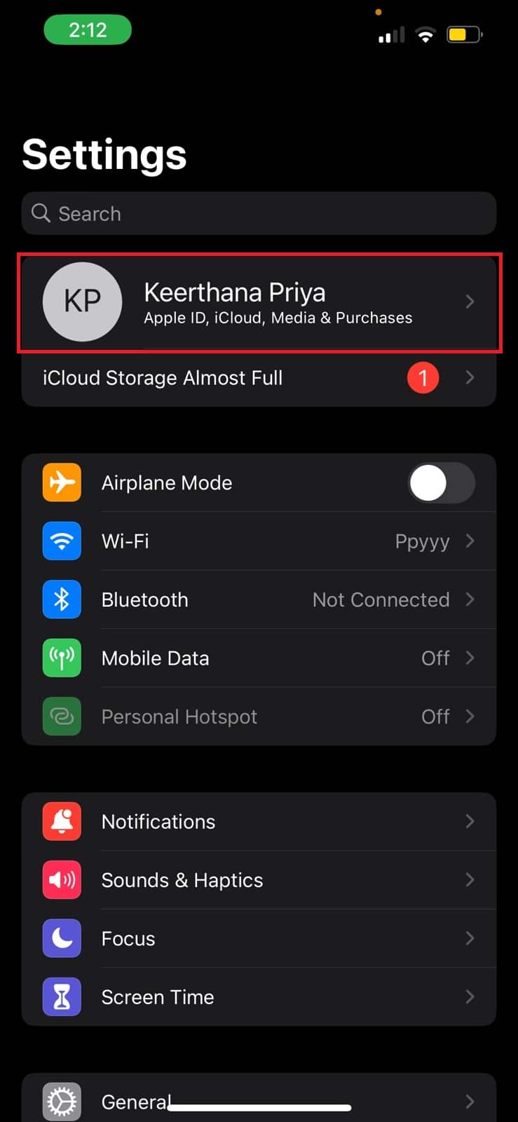 Apri l'app Impostazioni sul tuo iPhone e fai clic sull'ID Apple. 