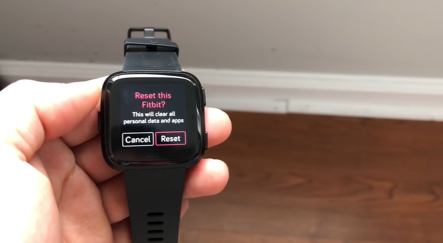 Premi Ripristina su Fitbit Versa