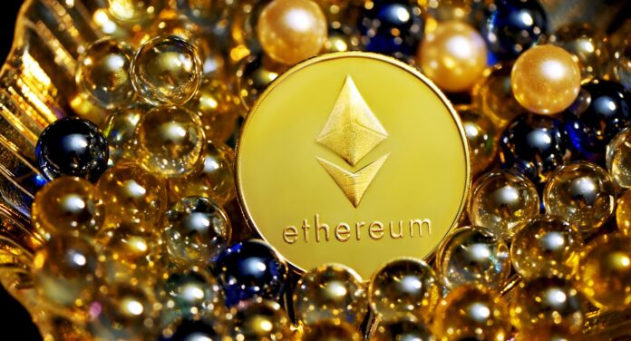 moneta d'oro ethereum sdraiata sul letto di marmi