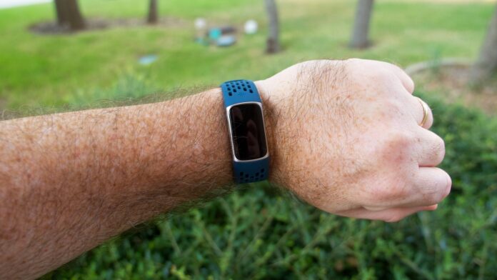 L'aggiornamento di Fitbit Charge 5 causa il consumo della batteria e problemi di schermo nero per alcuni
