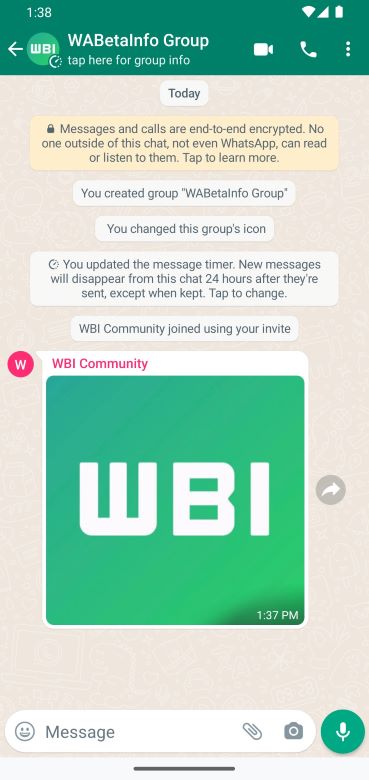 Avatar del profilo WhatsApp nelle chat di gruppo che mostrano l'iniziale di un utente su uno sfondo colorato