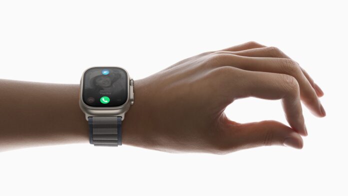 L'Apple Watch Ultra 2 al polso, mentre la mano utilizza un controllo gestuale