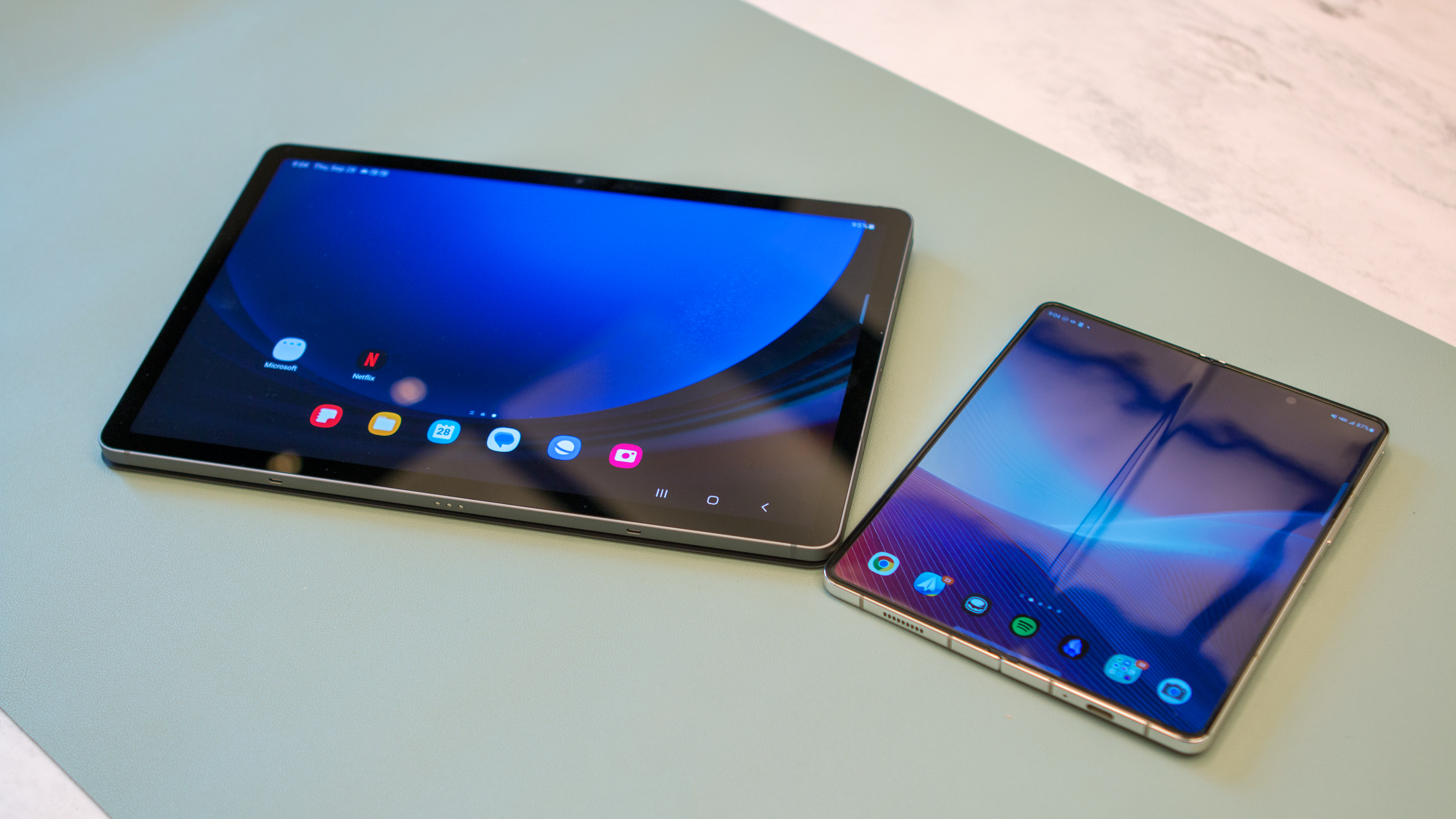 Samsung Galaxy Tab S9 FE accanto al Galaxy Z Fold 5