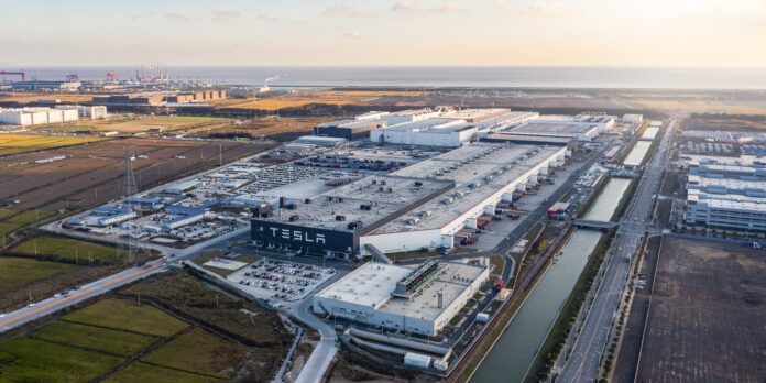 Tesla interrompe la produzione nella Gigafactory tedesca fino metà febbraio a causa degli scontri nel Mar Rosso